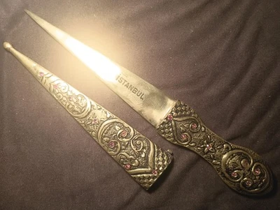 Винтажный латунный ближневосточный изогнутый кинжал и декоративные ножны — с драгоценными камнями - Изображение 1 из 4