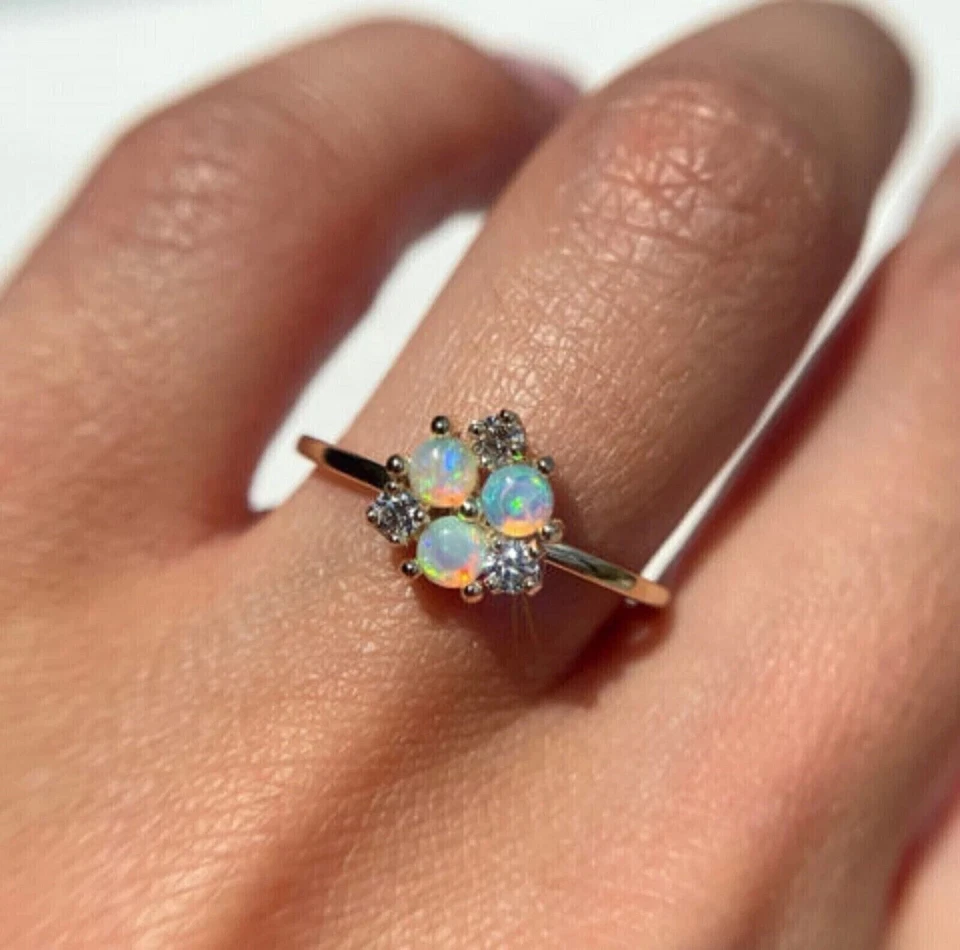 Alianza de boda de eternidad de ópalo de fuego simulado de corte redondo de 2,00 quilates de oro blanco de 14 quilates Foto 1 de 4