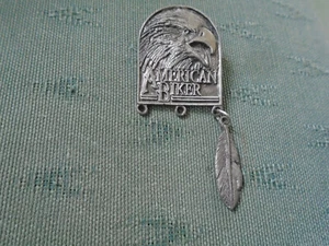 AMERICAN BIKER - MOTORCYCLE ENAMEL PIN BADGE - Picture 1 of 2
