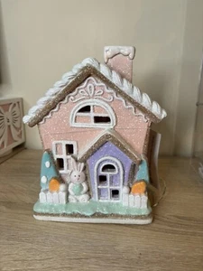 TK Maxx Ostern Frühling Pastell Rosa Grün Eis Lebkuchen Leuchthaus Hotel - Bild 1 von 5