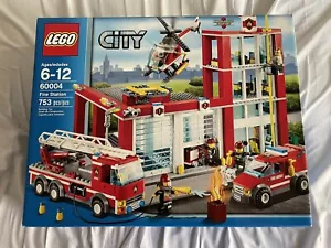 LEGO (60004) CITY, Set Stazione dei Pompieri; 753 Pezzi; NUOVO con Scatola e Completo! - Foto 1 di 12