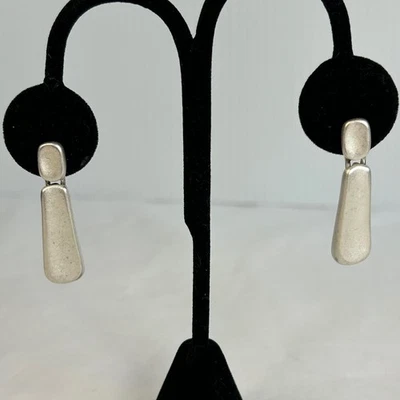 Pendientes colgantes Napier tono plata minimalistas modernos Foto 1 de 4