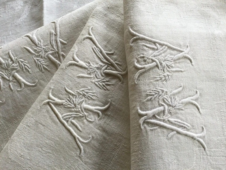 4 Serviettes damassé  blanches chiffrées  A -  V  fleurs /arabesques- n° 20 - Photo 1/4