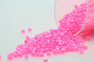 Miyuki Delicas 11/0 Leuchtende Zuckerwatte kleine Perlen DB-2036 - Bild 1 von 2