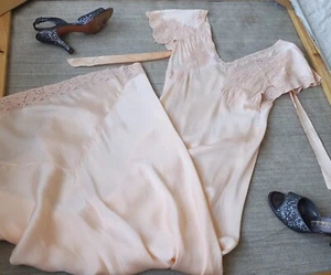 Antique 1930's bias cut peach silk & lace long nightgown - Sm / Med B: 34" 36" - Picture 1 of 19
