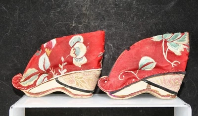 Par de zapatos de pies encuadernados bordados a mano con lirios dorados chinos genuinos del siglo XIX Foto 1 de 4