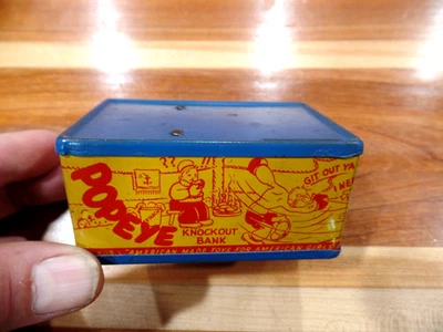VINTAGE LATA LITHO POPEYE KNOCKOUT BANK STRAITS TOY CO DETROIT MICHIGAN 1935 - Imagem 1 de 4