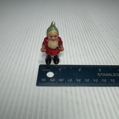 De colección Enano Cake Topper Sombrero Verde Camisa Roja Pantalones Negros (De Blancanieves) Foto 1 de 4