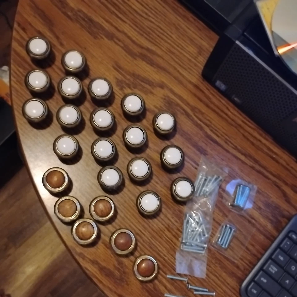 25件老式黄铜瓷抽屉拉手,19黄铜和珐琅白色和6件木杆 — 第 1/1 张图片