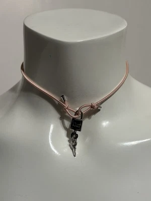 Collar Gargantilla Candado Llave Rosa Salmón Christian Dior por John Galliano De Colección Foto 1 de 4