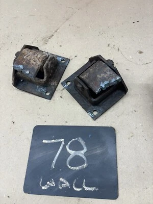 Dodge D100 D150 W100 1981 83 84 86 1987 marco delantero 1/2 tonelada soportes de resorte de hoja Foto 1 de 4