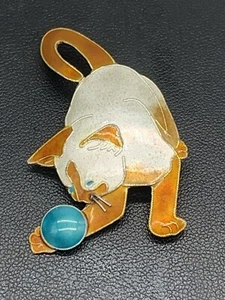 VINTAGE STERLING SILVER ENAMEL CAT PLAYING WITH BALL BROOCH Kitten Kitty Pin L3 - Picture 1 of 10