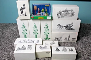 Abt. 56 Dorf Zubehör Konvolut - Bäume Figuren Schlittenbrücke mit Kartons - Bild 1 von 5