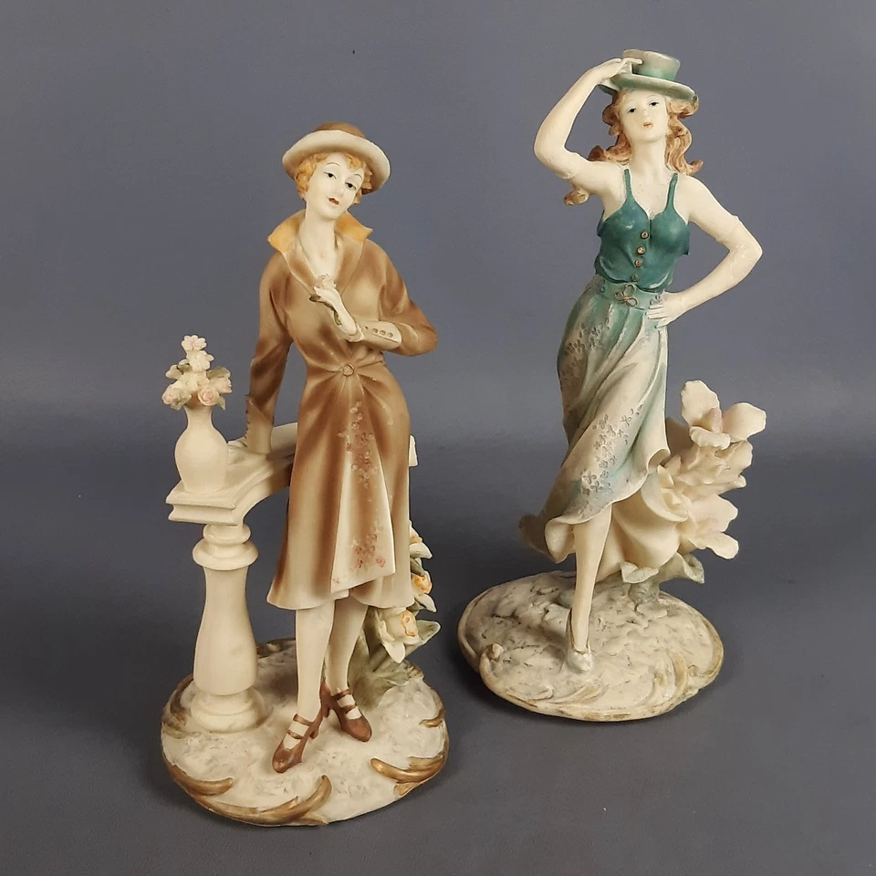Coppia Sculture Dame Stile Liberty Art Deco Resina Moda 900 Vintage Anni 70 - Immagine 1 di 4