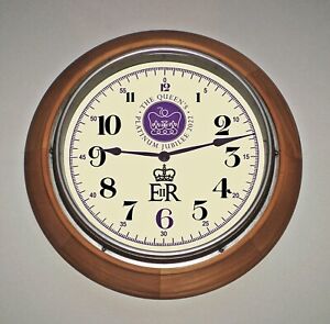 Horloge murale personnalisée du 70e anniversaire platine de la reine Elizabeth en bois véritable.