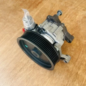 Genuine Mercedes OEM W204 C63 power steering pump with mount bracket A0044669301 - Picture 1 of 5