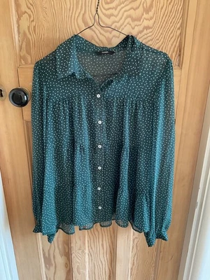 Camicia in chiffon George verde a pois taglia 14 - indossata una volta - Immagine 1 di 3