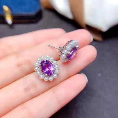 Aretes con halo de corte ovalado de 2 quilates de amatista creados en laboratorio enchapados en oro blanco en plata Foto 1 de 4