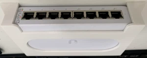 USW Lite 8 PoE montaje vertical / horizontal - pared / escritorio - Imagen 1 de 2