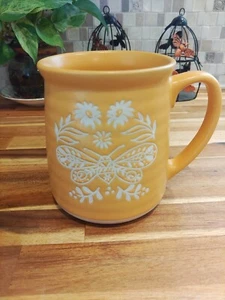 Großer gelber Kaffeebecher Be The Sunshine Schmetterling Blumen Morgenwiese 18 Unzen - Bild 1 von 6