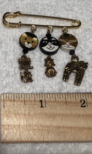 Women's Brasstone Cat  SAFETY PIN CHARM Brooch Jewelry Preowned - Picture 1 of 3