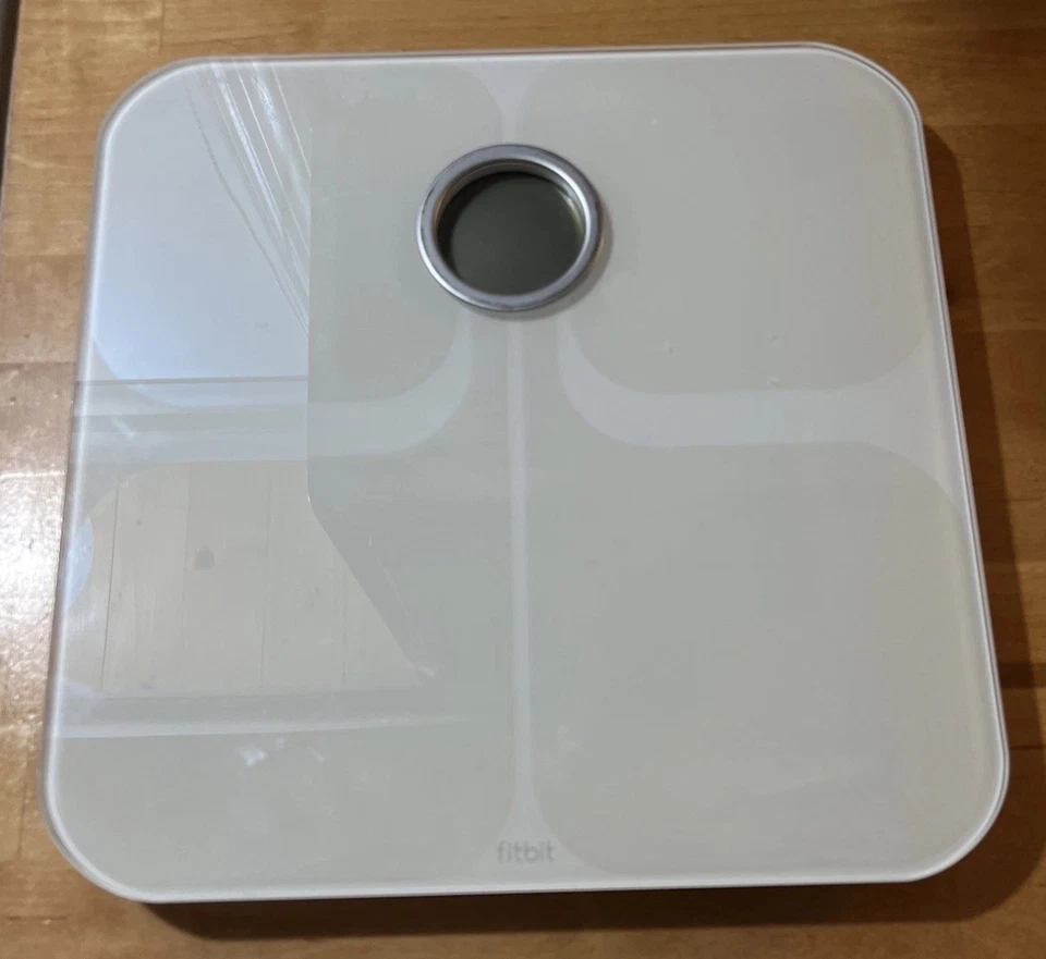 Умные весы Fitbit Aria Wi-Fi для ванной тренажерного зала фитнеса белые FB201w - Изображение 1 из 2