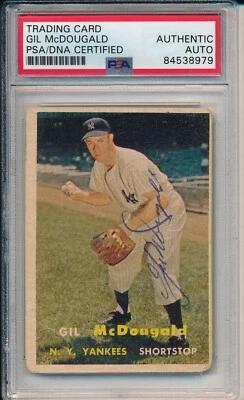 Tarjeta Topps 1957 firmada/autografiada por Gil McDougald Yankees #200 PSA/DNA 166629 Foto 1 de 2