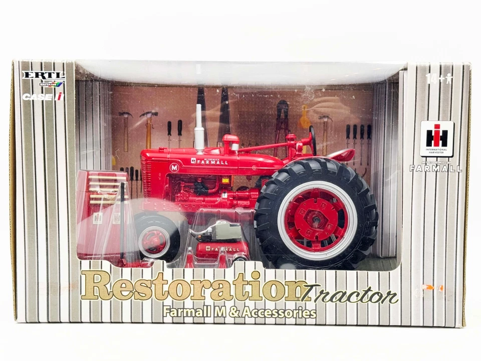 Conjunto de trator de restauração International Harvester Farmall M em escala 1/16 com acessórios - Imagem 1 de 3