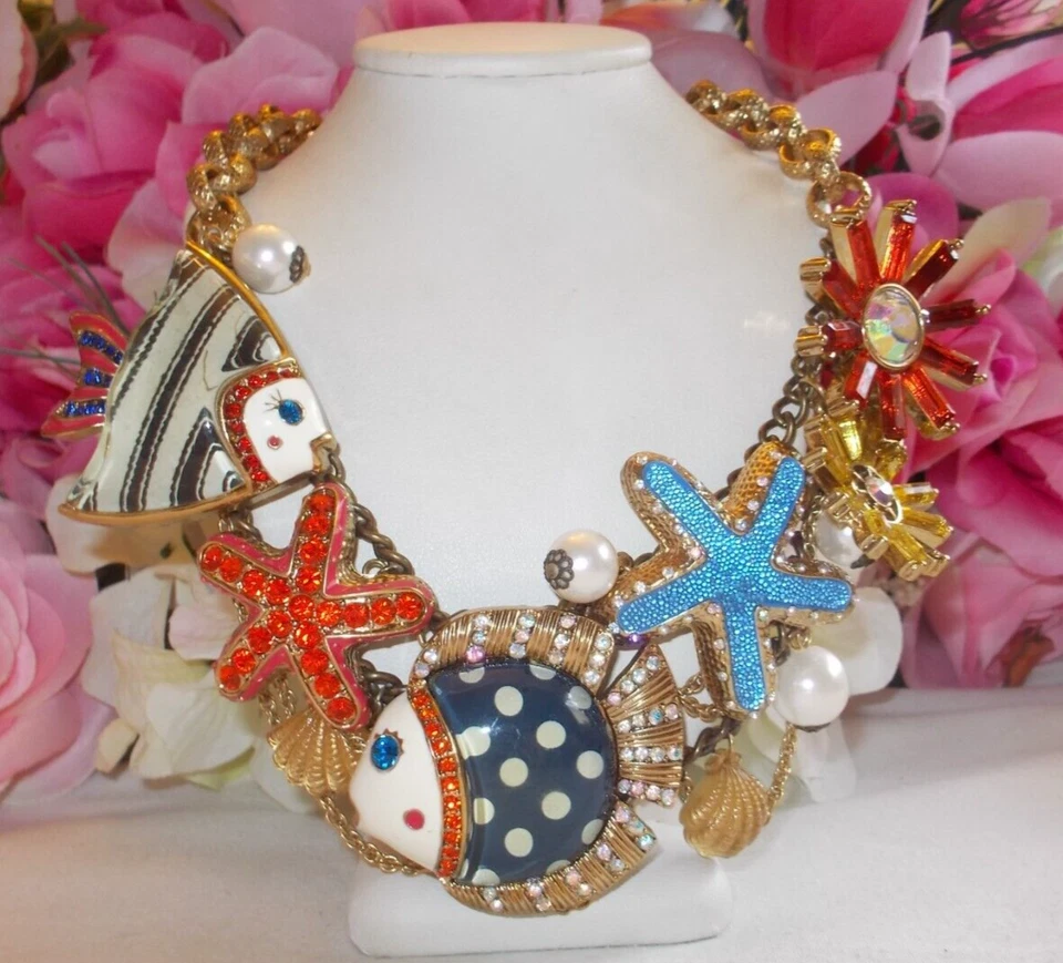 COLLAR LLAMATIVO BETSEY JOHNSON'S VINTAGE CUENTO DE SIRENA GRUESO MULTI DIJES Foto 1 de 4