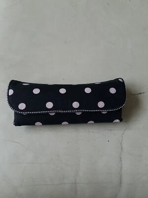 Estuche Universal para Ojos Negro y Rosa Polkadot Semi-Duro con Forro de Fieltro  Foto 1 de 4