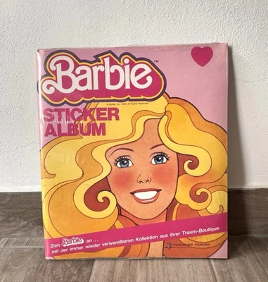BARBIE Album Figurine Panini SEALED (DE)  SET COMPLETO BARBIE STICKER ALBUM 1983 - Immagine 1 di 2