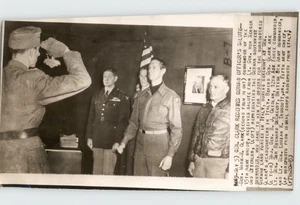 Foto de prensa de Italia General Mark Clark recibe saludo de oficial alemán Segunda Guerra Mundial 1945 - Imagen 1 de 2