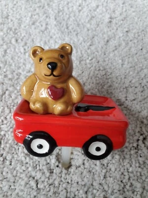 Nora Fleming mini - Abrazo de oso A220 - Vagón rojo St Jude Limited nuevo RETIRADO Foto 1 de 4