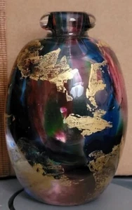 Jarrón o botella de vidrio pequeño soplado a mano en forma ovalada multicolor con reflejos dorados - Imagen 1 de 7