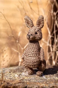 Bambola canguro all'uncinetto micro miniatura fatta a mano - collezione Safari, piccoli animali - Foto 1 di 5