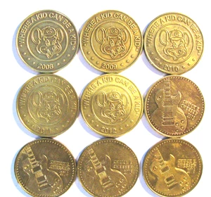 9x Chuck E Cheese Pizza Brass Coin Tokens -Dates 2008-09-10-11-12-13-14-15-2016 - Picture 1 of 8