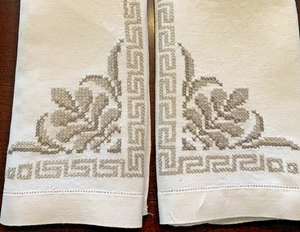 Juego de 2 servilletas de lino bordadas punto de cruz toalla de té hecha a mano 16"x12" - Imagen 1 de 9