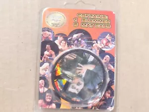 POGS SBATTITORI WWF CONFEZIONE MAI APERTA CON SBATTITORE "PAUL BEARER" E 5 TAPPI TAPPETINO - Foto 1 di 3