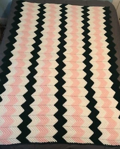 VINTAGE HOMEMADE AFGHAN PINK GREEN WHITE ZIGZAG PATTERN 70x52 - Picture 1 of 7