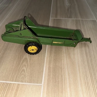 Esparcidor de estiércol John Deere escala Tru años 50 juguete de granja de metal 1:16 Foto 1 de 4