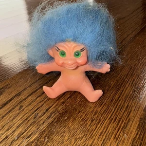 Vintage Rarität sitzender Pixie Troll Scandia Elfe blaue Haare grüne Augen Roy Des Fla '68 - Bild 1 von 3