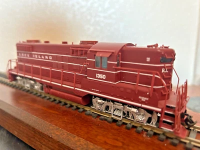 ROCK ISLAND EMD GP18 HIGH HOOD - DC Loco - HO Scale -"ROCK"-NEW  RTR OOP DISPLAY - Image 1 of 4