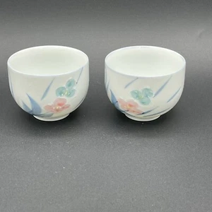 Set Of 2 Japanese Tea Cups Sake Cups Flowers Porcelain - Picture 1 of 5