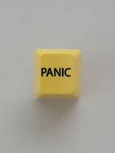Tapa Llave PÁNICO Amarilla IBM Modelo M Repuesto Unicomp - Humor / Divertido - Imagen 1 de 4