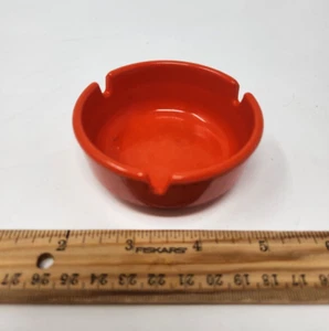 Cenicero de plástico rojo vintage GES-LINE 301 3" - Imagen 1 de 3