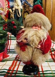 Vintage Gummi Gesicht Weihnachtsmann 10" mit Ständer trägt Weihnachtsbaum/Stechpalme - Bild 1 von 3