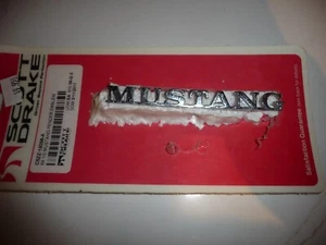 SCOTT DRAKE 64 1/2 MUSTANG SCRIPT FENDER EMBLEM - C5ZZ-16098-A - Free Shipping - Foto 1 di 4