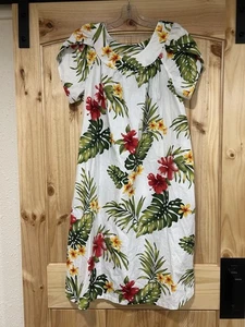 Vestido Hawaiano Paunani Blanco con Estampado de Palmera de Hibisco Talla Mediana - Imagen 1 de 6