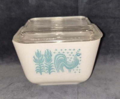 Pyrex 501B Amish Butterprint Turquoise 1 1/2 Cup Refrigerator Dish w/Lid - Image 1 of 4