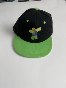 Sombrero verde/negro con figura en la parte delantera. Nuevo sin etiqueta. Ajustable. - Imagen 1 de 3